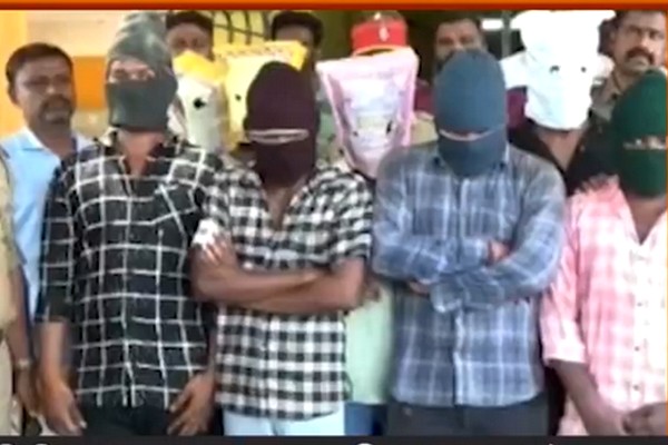 இலவச மதுபாட்டில் கேட்டு தகராறு – பெட்ரோல் குண்டு வீசுவோம் என மிரட்டிய ரவுடி கும்பல்