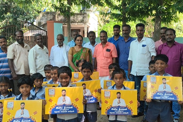 பள்ளி மாணவர்களுக்கு JCM மக்கள் மன்றம் சார்பில் தீபாவளிக்கு பட்டாசு பெட்டிகள்