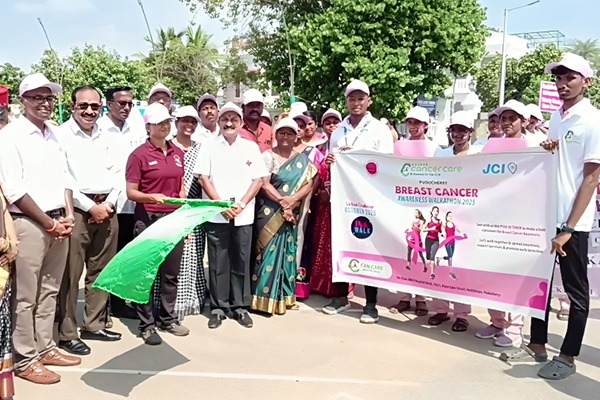 மார்பக புற்றுநோய் விழிப்புணர்வு பேரணி – 100க்கும் மேற்பட்ட செவிலியர் கல்லூரி மாணவ மாணவிகள் பங்கேற்பு