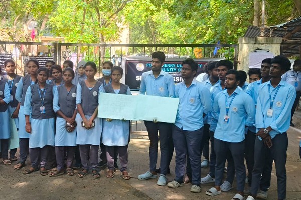 புதுச்சேரி பல்கலைக்கழக மாணவர்கள் கைதை கண்டித்து லாஸ்பேட்டையில் மாணவர்கள் கண்டன ஆர்ப்பாட்டம்!