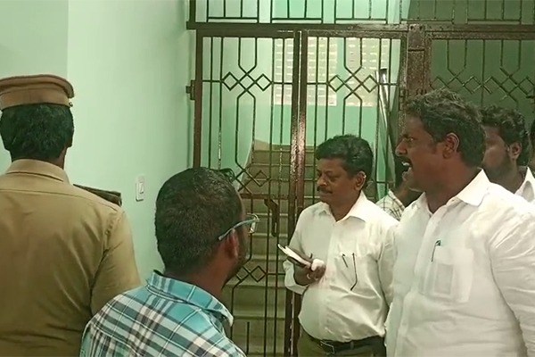 புதுச்சேரியில் பாஜக எம்எல்ஏ கல்யாணசுந்தரம் காவல்துறையினரை மிரட்டும் வீடியோ வைரல்!
