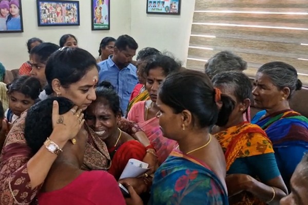இலங்கை கடற்படையால் கைது செய்யப்பட்ட காரைக்கால் மீனவர்களின் குடும்பங்களுக்கு ஆறுதல் தெரிவித்த எம்எல்ஏ சந்திர பிரியங்கா