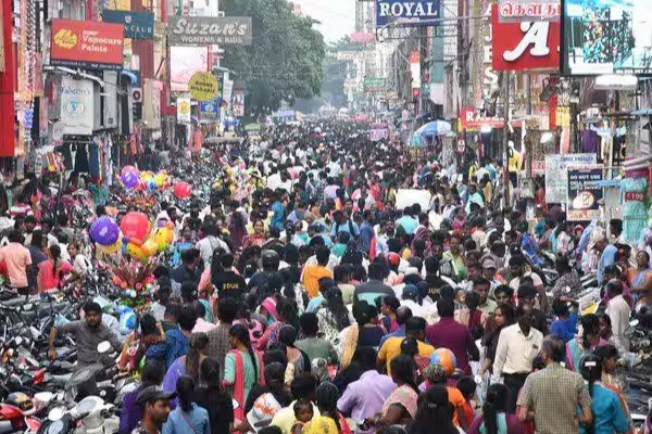 தீபாவளி பண்டிகையை முன்னிட்டு புதுச்சேரி சண்டே மார்க்கெட்டில் மக்கள் கூட்டம்!