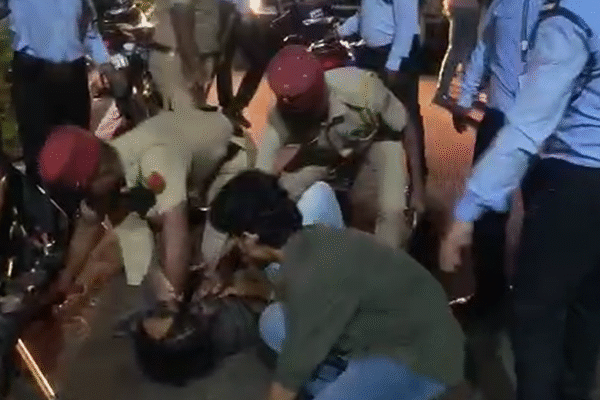 புதுச்சேரி மத்திய பல்கலைக்கழகத்தில் பாலியல் குற்றச்சாட்டை முன்வைத்து போராடிய மாணவர்கள் மீது தடியடி! 24 மாணவர்கள் கைது!