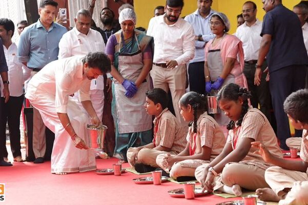 6–8ஆம் வகுப்பு மாணவர்களுக்கும் காலை உணவு திட்டம்! மாணவர்களுடன் அமர்ந்து உணவு சாப்பிட்ட விஜய்