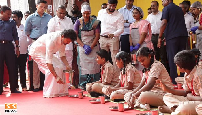 6–8ஆம் வகுப்பு மாணவர்களுக்கும் காலை உணவு திட்டம்! மாணவர்களுடன் அமர்ந்து உணவு சாப்பிட்ட விஜய்