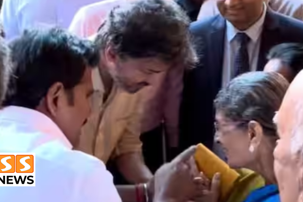 பி.டி.ஆர். தாயாரிடம் ஆசி பெற்ற விஜய்.. மீனாட்சி அம்மன் கோவிலில் நடந்த நிகழ்வு