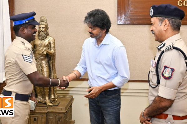 கடத்தலை துணிச்சலுடன் தடுத்த தலைமைக் காவலர்.. நேரில் அழைத்து பாராட்டிய முதலமைச்சர் விஜய்!