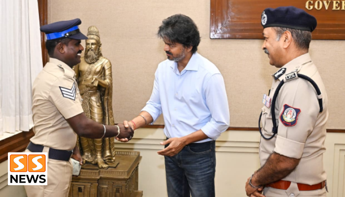 கடத்தலை துணிச்சலுடன் தடுத்த தலைமைக் காவலர்.. நேரில் அழைத்து பாராட்டிய முதலமைச்சர் விஜய்!
