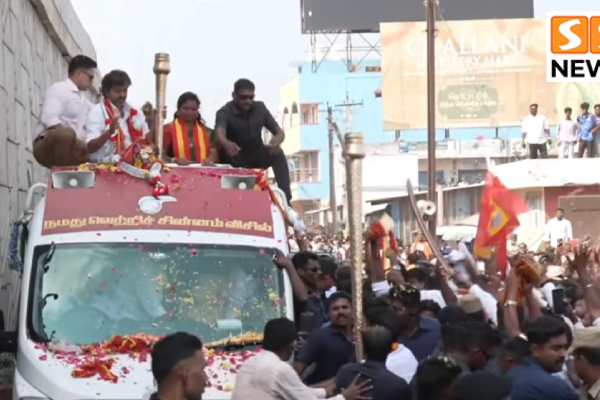 விஜயை வரவேற்க திரண்ட மக்கள்.. மதுராந்தகத்தில் பரபரப்பான சாலை வலம்!விஜயை வரவேற்க திரண்ட மக்கள்.. மதுராந்தகத்தில் பரபரப்பான சாலை வலம்!
