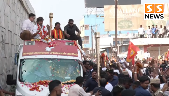 விஜயை வரவேற்க திரண்ட மக்கள்.. மதுராந்தகத்தில் பரபரப்பான சாலை வலம்!விஜயை வரவேற்க திரண்ட மக்கள்.. மதுராந்தகத்தில் பரபரப்பான சாலை வலம்!