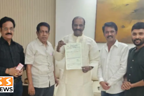 தமிழ் திரையுலகின் முன்னணி கவிஞரும் பாடலாசிரியருமான வைரமுத்து, தென்னிந்திய திரைப்பட எழுத்தாளர்கள் சங்கத்தில் இணைந்துள்ளார். அவரது இணைவு திரைப்பட எழுத்தாளர்கள் மத்தியில் கவனத்தை பெற்றுள்ளது. பல ஆண்டுகளாக தமிழ் சினிமாவில் பாடலாசிரியர், கவிஞர் மற்றும் எழுத்தாளர் என பல்வேறு தளங்களில் பணியாற்றி வரும் வைரமுத்து, ஏராளமான திரைப்படங்களுக்கு பாடல்கள் எழுதியுள்ளார். அவரது படைப்புகள் தமிழ் திரையுலகில் தனித்துவமான இடத்தை பெற்றுள்ளன. இந்நிலையில், தென்னிந்திய திரைப்பட எழுத்தாளர்கள் சங்கத்தில் அவர் உறுப்பினராக இணைந்துள்ளதாக தெரிவிக்கப்பட்டுள்ளது. சங்கத்தில் இணைந்ததன் மூலம் திரைப்பட எழுத்தாளர்களுடன் இணைந்து செயல்படுவதற்கான புதிய வாய்ப்பு உருவாகியுள்ளது. திரைப்படத் துறையில் எழுத்தாளர்களின் பங்களிப்பு, அவர்களின் உரிமைகள் மற்றும் நலன் சார்ந்த பல்வேறு விவகாரங்களில் எழுத்தாளர்கள் சங்கம் செயல்பட்டு வருகிறது. இந்த அமைப்பில் வைரமுத்து இணைந்திருப்பது சங்கத்தின் செயல்பாடுகளில் கூடுதல் கவனத்தை ஏற்படுத்தியுள்ளது. வைரமுத்துவின் நீண்டகால திரைப்பயணம் மற்றும் எழுத்துலக அனுபவம், இளம் எழுத்தாளர்களுக்கும் திரைப்படத் துறையில் ஆர்வம் கொண்டவர்களுக்கும் பயனுள்ளதாக இருக்கும் என எதிர்பார்க்கப்படுகிறது. தொடர்ந்து தமிழ் சினிமாவில் எழுத்து மற்றும் பாடல் துறையில் தனது பங்களிப்பை வழங்கி வரும் வைரமுத்து, தற்போது தென்னிந்திய திரைப்பட எழுத்தாளர்கள் சங்கத்திலும் இணைந்திருப்பது அவரது திரைப்பயணத்தில் மற்றொரு முக்கிய நிகழ்வாக பார்க்கப்படுகிறது.