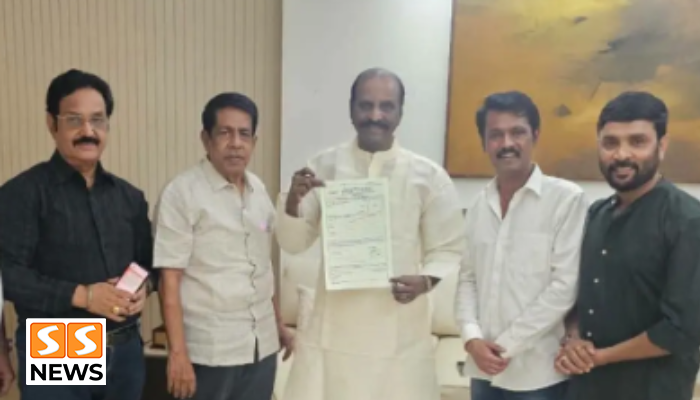 தமிழ் திரையுலகின் முன்னணி கவிஞரும் பாடலாசிரியருமான வைரமுத்து, தென்னிந்திய திரைப்பட எழுத்தாளர்கள் சங்கத்தில் இணைந்துள்ளார். அவரது இணைவு திரைப்பட எழுத்தாளர்கள் மத்தியில் கவனத்தை பெற்றுள்ளது. பல ஆண்டுகளாக தமிழ் சினிமாவில் பாடலாசிரியர், கவிஞர் மற்றும் எழுத்தாளர் என பல்வேறு தளங்களில் பணியாற்றி வரும் வைரமுத்து, ஏராளமான திரைப்படங்களுக்கு பாடல்கள் எழுதியுள்ளார். அவரது படைப்புகள் தமிழ் திரையுலகில் தனித்துவமான இடத்தை பெற்றுள்ளன. இந்நிலையில், தென்னிந்திய திரைப்பட எழுத்தாளர்கள் சங்கத்தில் அவர் உறுப்பினராக இணைந்துள்ளதாக தெரிவிக்கப்பட்டுள்ளது. சங்கத்தில் இணைந்ததன் மூலம் திரைப்பட எழுத்தாளர்களுடன் இணைந்து செயல்படுவதற்கான புதிய வாய்ப்பு உருவாகியுள்ளது. திரைப்படத் துறையில் எழுத்தாளர்களின் பங்களிப்பு, அவர்களின் உரிமைகள் மற்றும் நலன் சார்ந்த பல்வேறு விவகாரங்களில் எழுத்தாளர்கள் சங்கம் செயல்பட்டு வருகிறது. இந்த அமைப்பில் வைரமுத்து இணைந்திருப்பது சங்கத்தின் செயல்பாடுகளில் கூடுதல் கவனத்தை ஏற்படுத்தியுள்ளது. வைரமுத்துவின் நீண்டகால திரைப்பயணம் மற்றும் எழுத்துலக அனுபவம், இளம் எழுத்தாளர்களுக்கும் திரைப்படத் துறையில் ஆர்வம் கொண்டவர்களுக்கும் பயனுள்ளதாக இருக்கும் என எதிர்பார்க்கப்படுகிறது. தொடர்ந்து தமிழ் சினிமாவில் எழுத்து மற்றும் பாடல் துறையில் தனது பங்களிப்பை வழங்கி வரும் வைரமுத்து, தற்போது தென்னிந்திய திரைப்பட எழுத்தாளர்கள் சங்கத்திலும் இணைந்திருப்பது அவரது திரைப்பயணத்தில் மற்றொரு முக்கிய நிகழ்வாக பார்க்கப்படுகிறது.